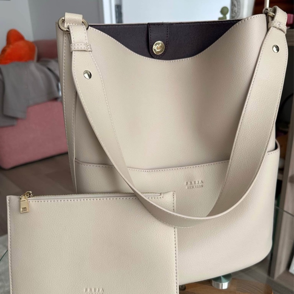 Elegant Freja New York Cream Vegan Leather Shoulder Bag